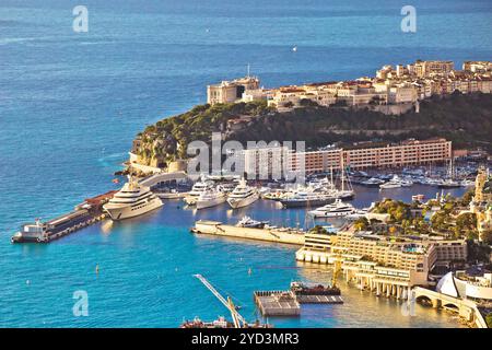 Vue sur Monaco Port Hercules et la vieille ville historique Banque D'Images
