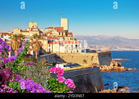 Ville d'Antibes vue sur le front de mer historique et les monuments Banque D'Images