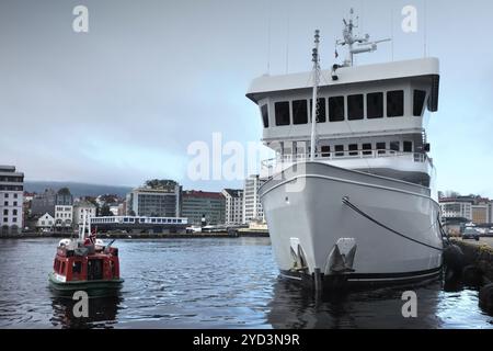 Le ferry électrique Beffen qui traverse le port de Bergen, en Norvège. Banque D'Images