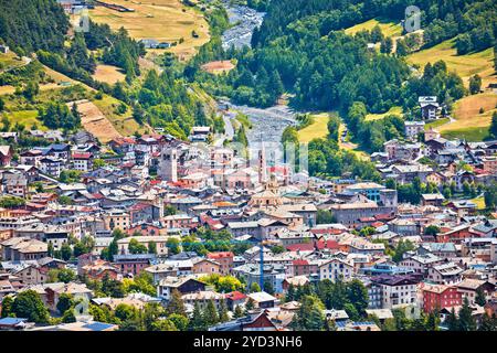 Ville de Bormio dans les Alpes Dolomites vue sur le paysage, province de Sondrio, Lombardie, Italie Banque D'Images