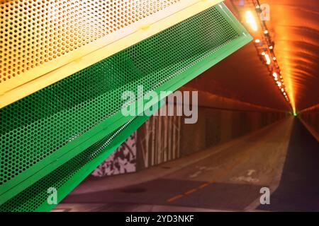 À mi-chemin dans le tunnel cyclable de Fyllingsdalen de 3 km de long, Bergen, Norvège, le plus long tunnel cycliste / piéton construit à cet effet au monde. Banque D'Images