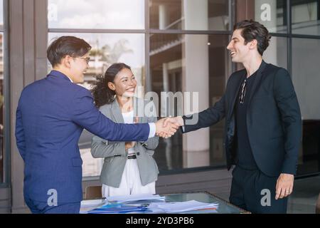 Groupe de gens d'affaires rencontrant des secousses de main. Projets d'accord marketing de l'équipe commerciale. Présentez le travail. Contrat approuvé. Banque D'Images