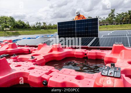 Ingénieur professionnel Service panneau solaire flottant. Entretien du travailleur nettoyage remplacement du panneau solaire. Système de panneaux photovoltaïques solaires dans Industry lak Banque D'Images