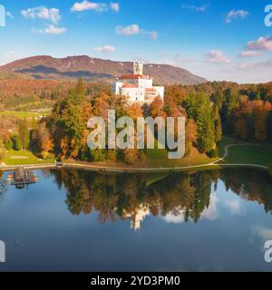 Château idyllique de la colline du lac de Trakoscan dans la région de Zagorje vue aérienne, nord de la Croatie Banque D'Images