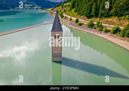 Clocher submergé de Curon Venosta aor Graun im Vinschgau sur le lac Reschen vue aérienne Banque D'Images