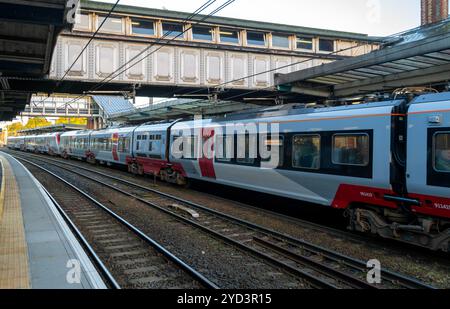 Wagons de long train interurbain au quai de la gare, Ipswich, Suffolk, Angleterre, Royaume-Uni Banque D'Images