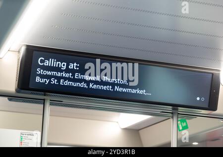 Panneau électronique d'information des passagers à bord du service de train Ipswich à Cambridge, Angleterre, Royaume-Uni Banque D'Images