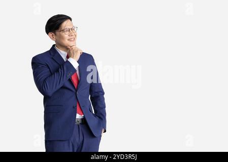 Homme d'affaires modèle asiatique isolé sur fond blanc. Homme intelligent dans l'expression de costume d'affaires pense vision rêve. Banque D'Images