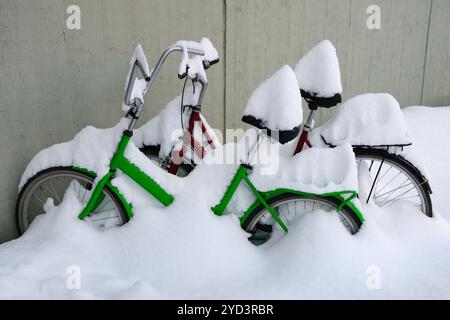 Deux vélos enneigés en hiver Banque D'Images