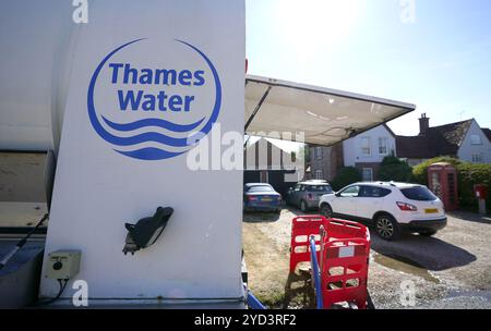 Dossier photo datée du 10/08/22 d'un pétrolier de Thames Water. Thames Water a révélé une proposition visant à obtenir jusqu’à 3 milliards de livres sterling de nouveaux liquidités auprès des créanciers alors qu’elle cherche à renforcer ses finances et à éviter la menace de nationalisation. Le géant des services publics en difficulté a proposé l'accord dans le cadre des efforts continus pour restructurer son lourd endettement. Date d'émission : vendredi 25 octobre 2024. Banque D'Images