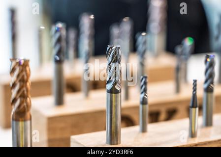 Fraises à rainurer plates ou carrées en carbure monobloc. L'outil de coupe pour machines de tournage et de fraisage CNC. Outils pour l'usinage sur tours et fraiseuses. Banque D'Images