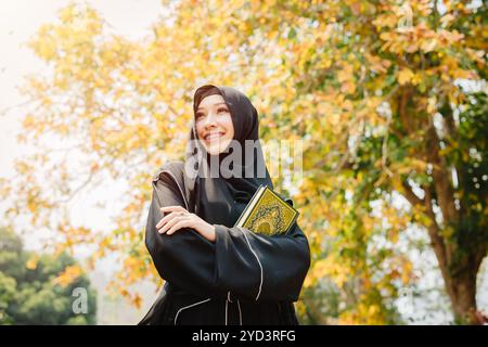 Étudiant musulman à l'université portant du niqab noir. Dame chador noire arabe. Banque D'Images