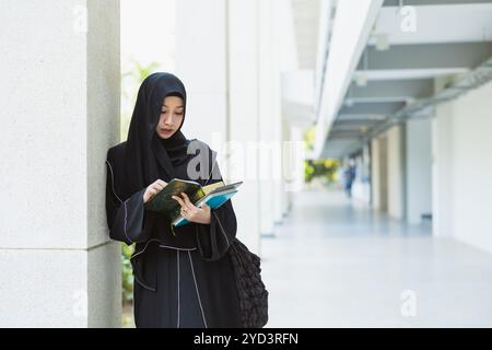 Étudiant musulman à l'université portant du niqab noir. Dame chador noire arabe. Banque D'Images