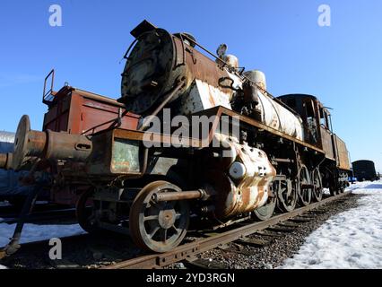 Vieille locomotive à vapeur rouillée sur les voies ferrées Banque D'Images