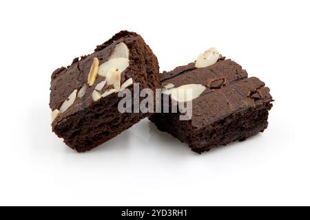 gâteau au chocolat au brownie avec des pépites d'amande. chocolat noir croustillant délicieux dessert sucré isolé sur fond blanc photo alimentaire très détaillée Banque D'Images