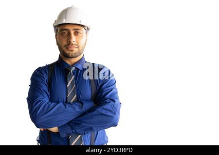 Ingénieur homme indien architecte concepteur directeur exécutif d'entreprise debout bras confiant croisé sur fond blanc Banque D'Images