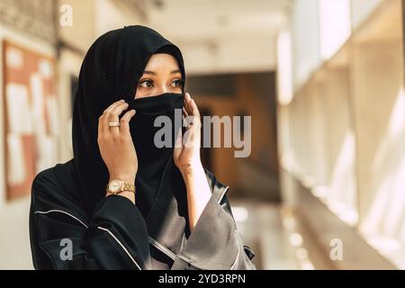 Musulmane niqab femme arabe fille saoudienne closeup face proche avec chador noir. Banque D'Images