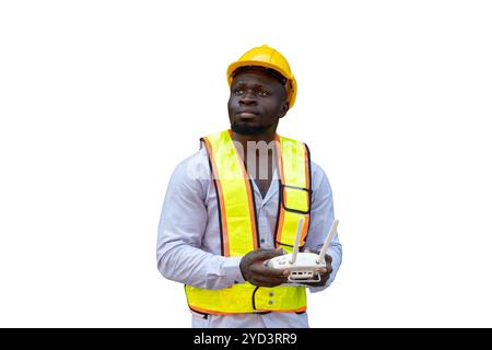 Travailleur du personnel d'ingénieur noir africain debout travaillant avec une télécommande de drone isolé sur fond blanc Banque D'Images