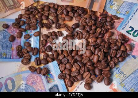 Grains de café sur billets en euros Banque D'Images