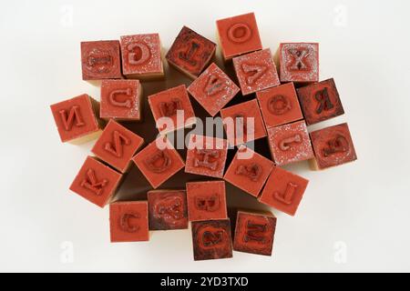 Tampons en caoutchouc des lettres de l'alphabet latin en désordre Banque D'Images