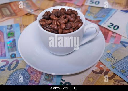 Espressotasse gefüllt mit Kaffeebohnen auf Euro Geldscheinen *** Espresso tasse remplie de grains de café sur billets en euros Nordrhein-Westfalen Deutschland, Allemagne GMS17925 Banque D'Images
