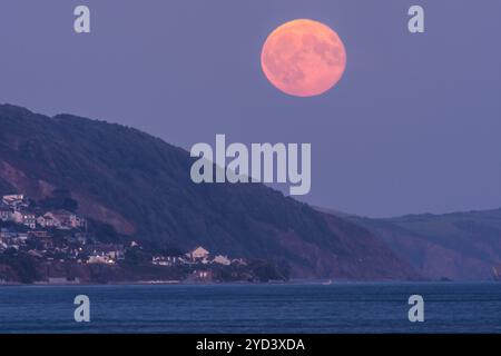 Moonrise, Super Harvest Moon, Corn Moon Rising au-dessus de Seaton vu de la plage de Plaidy près de Looe, Cornwall, Royaume-Uni, 18 septembre 2024, Banque D'Images