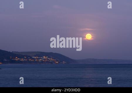 Moonrise, Super Harvest Moon, Corn Moon Rising au-dessus de Seaton vu de la plage de Plaidy près de Looe, Cornwall, Royaume-Uni, 18 septembre 2024, Banque D'Images