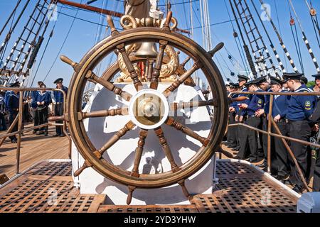 Bateau à voile Kruzenshtern roue de bateau en bois. Construit en 1926 en Allemagne et rendu à l'URSS en 1946 comme réparation de guerre. Un des plus grands traditio Banque D'Images