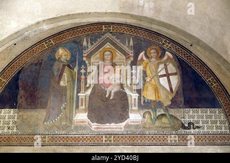 Madone et enfant avec l'Archange Michel et Louis de Toulous, fresque de l'Ecole de Giotto, dans le cloître du Ba Banque D'Images