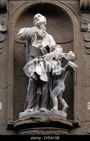 Saint André (Andrea Avellino) statue sur la façade de l'église Santi Michele e Gaetano à Florence, Italie Banque D'Images