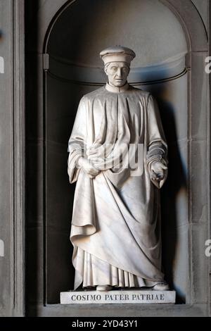 Cosimo Pater Patriae, statue dans les niches de la Colonnade des Offices. La première moitié du XIXe siècle, ils furent occupés par 28 Banque D'Images