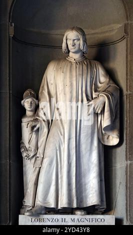 Lorenzo il Magnifico, statue dans les niches de la Colonnade des Offices. La première moitié du XIXe siècle, ils furent occupés par 28 Banque D'Images