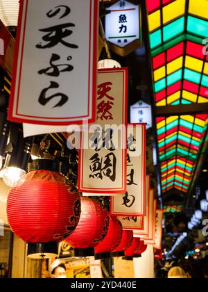 Stands de nourriture dans le marché Nishiki à Kyoto, Japon. Banque D'Images