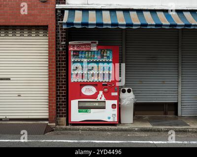 Un distributeur automatique dans une rue à Kyoto, au Japon. Banque D'Images