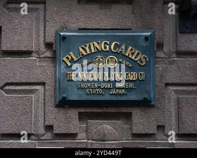 Un panneau sur le mur du bâtiment qui était autrefois le siège de la société de jeux Nintendo à Kyoto, au Japon. Banque D'Images
