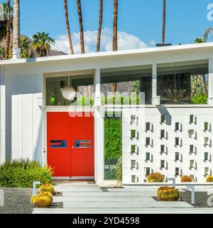 Maison d'architecture moderne du milieu du siècle avec une porte colorée à Palm Springs, en Californie Banque D'Images