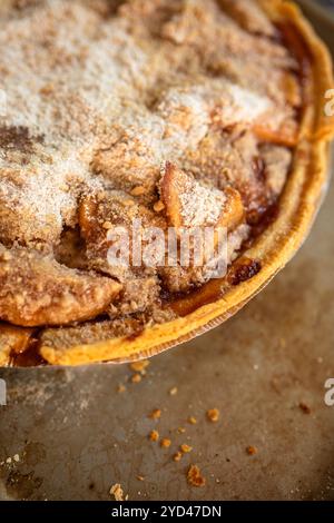 Gros plan d'un crumble aux pommes dorées fraîchement cuit Banque D'Images