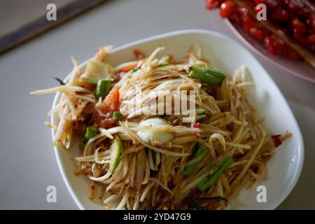 Papaye verte épicée saladÂ ou Som Tum cuisine thaïlandaise servie dans l'assiette Banque D'Images