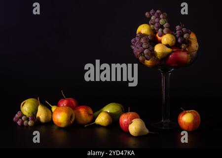 Nature morte des fruits sur un fond noir, récolte d'automne, Than Banque D'Images