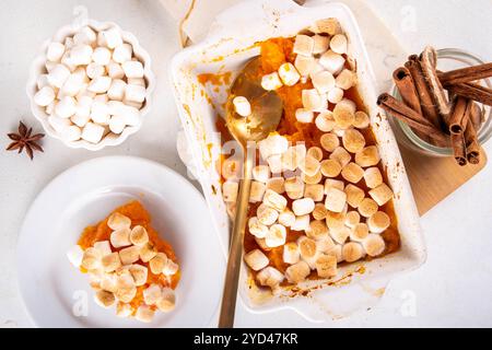 Délicieuse casserole de patates douces ou de citrouilles d'automne avec garniture de guimauve grillée. Thanksgiving, la saison d'automne réconfortante Banque D'Images