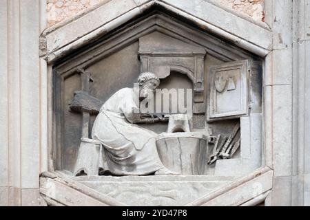 Tubalcain de Nino Pisano, 1334-36., relief sur Giotto Campanile de Cattedrale di Santa Maria del Fiore (Cathédrale de Sainte Marie o Banque D'Images