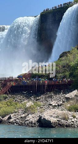 American Falls et Bridal Veil Falls, qui font partie des chutes du Niagara, entre les États-Unis et le Canada Banque D'Images