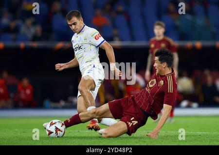 Rome, Italie. 24 octobre 2024. Kostyantyn Vivcharenko du Dynamo Kyiv se bat pour le ballon avec Eldor Shomurodov de Roma lors de l'UEFA Europa League, Leag Banque D'Images