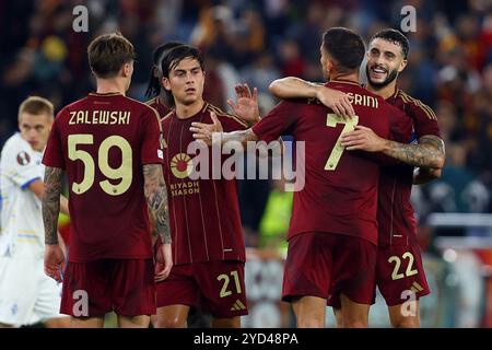 Rome, Italie. 24 octobre 2024. Paulo Dybala, Lorenzo Pellegrini et Mario Hermoso de Roma célèbrent la victoire à la fin de l'UEFA Europa League, le Banque D'Images