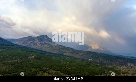 Vue aérienne du parc national des glaciers à l'aube Banque D'Images