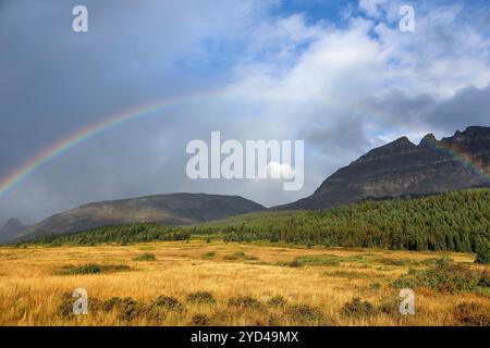 Un double arc-en-ciel au-dessus du parc national des glaciers à l'aube Banque D'Images