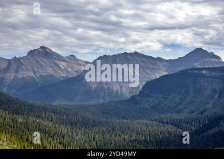 Montagnes Rocheuses dans le parc national des glaciers Banque D'Images