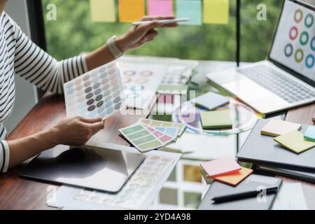 Architectes équipe de concepteurs travaillant avec le graphique de palette de couleurs. Banque D'Images