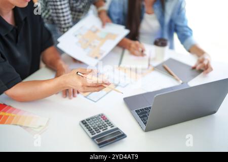 Équipe de concepteurs d'architectes asiatiques travaillant ensemble réunion dans le bureau de démarrage Banque D'Images