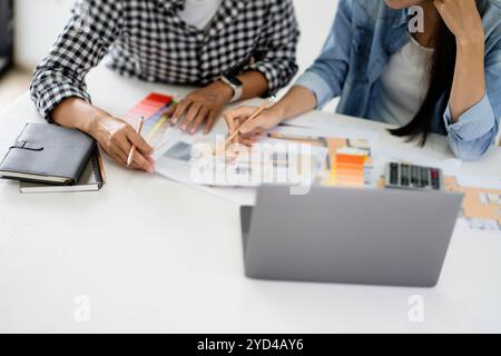 Équipe de concepteurs d'architectes asiatiques travaillant ensemble réunion dans le bureau de démarrage Banque D'Images